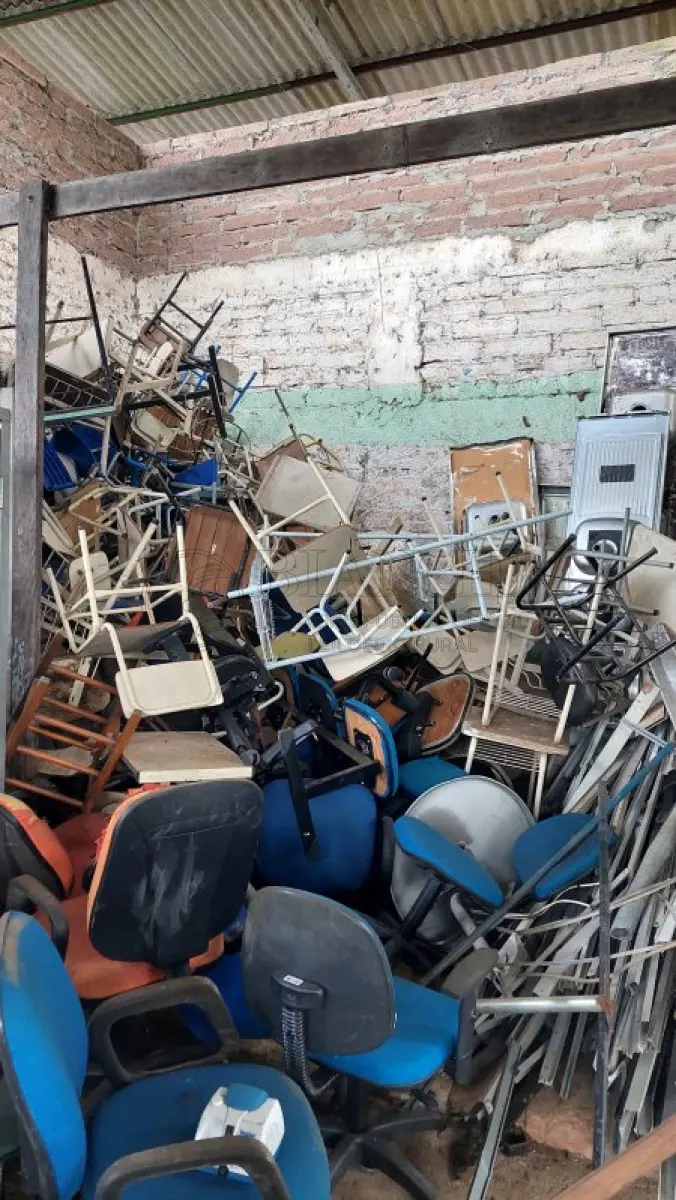 LOTE 008 - LOTE DE MOBILIÁRIO EM GERAL 