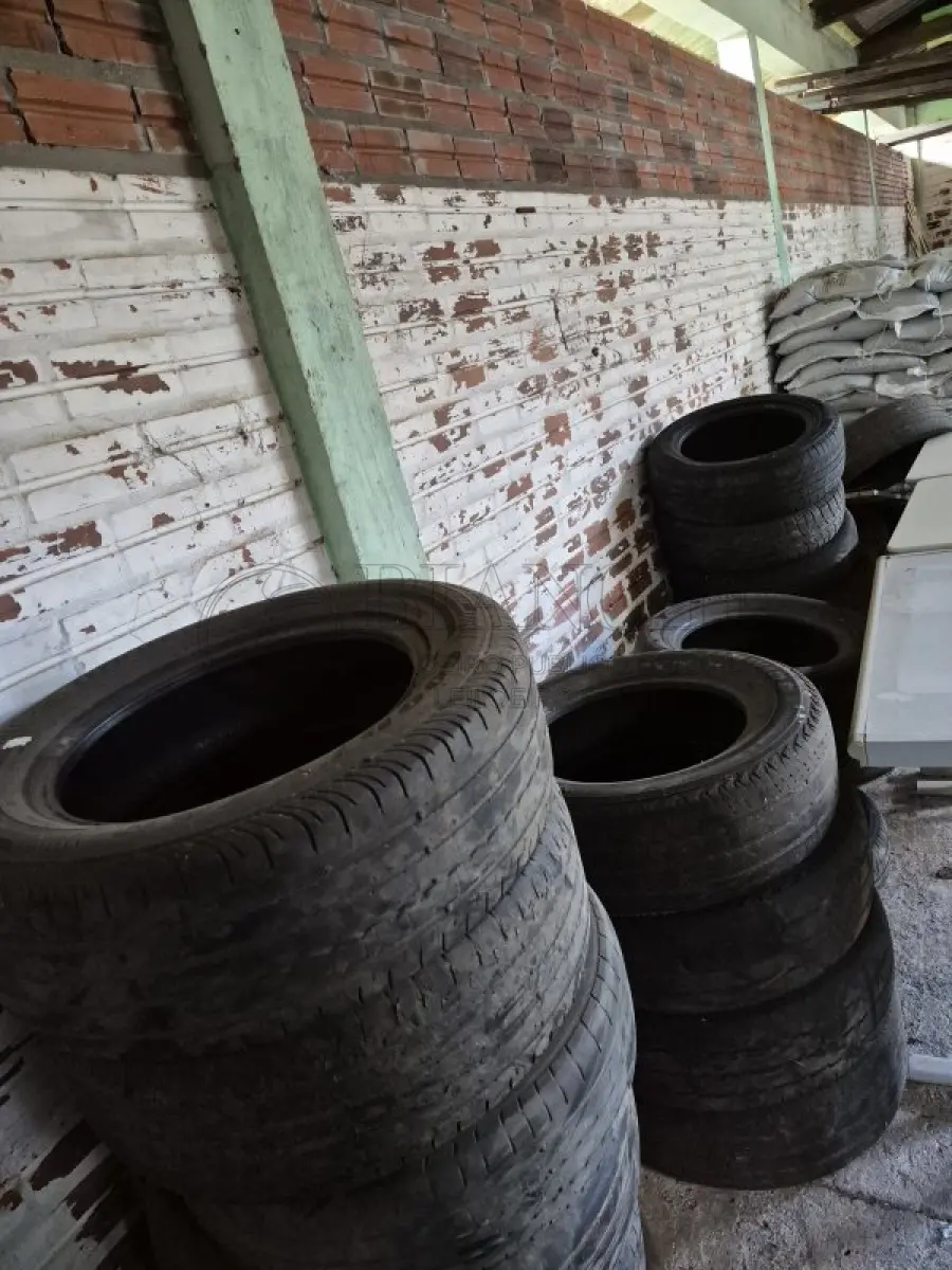 LOTE 009 - LOTE COM 20 PNEUS COM ARO 1000