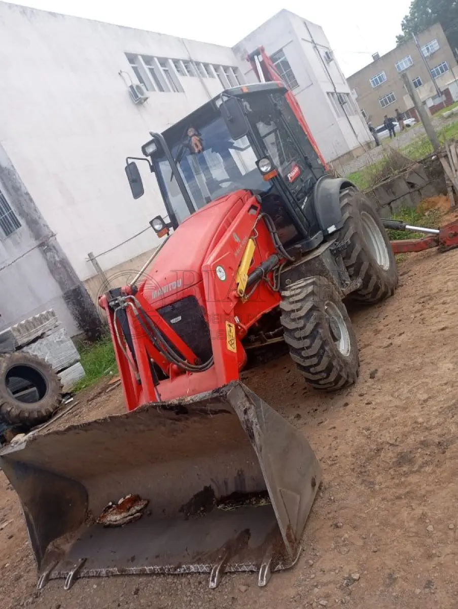 LOTE 004 - MANITOU MBL-X-900 
