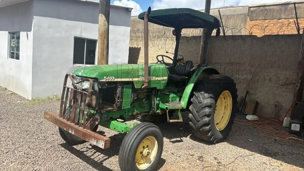 LOTE 002 - TRATOR JOHN DEERE 5403  ANO 2001.