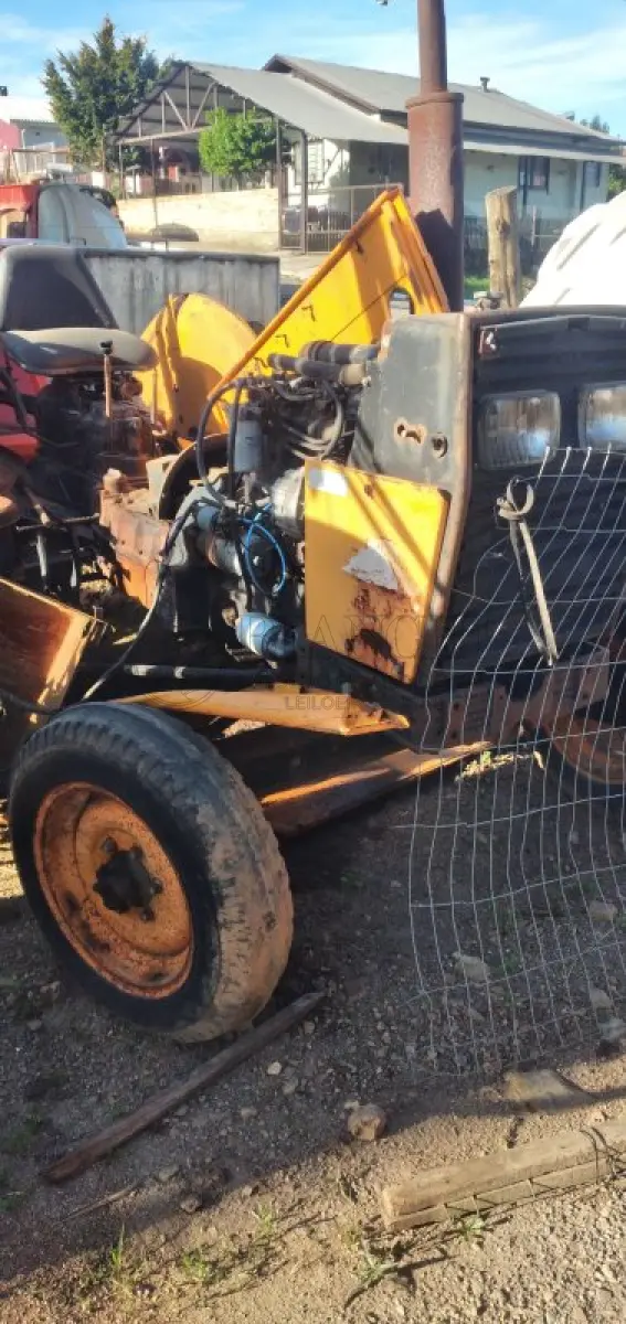 LOTE 013 - TRATOR VALMET 