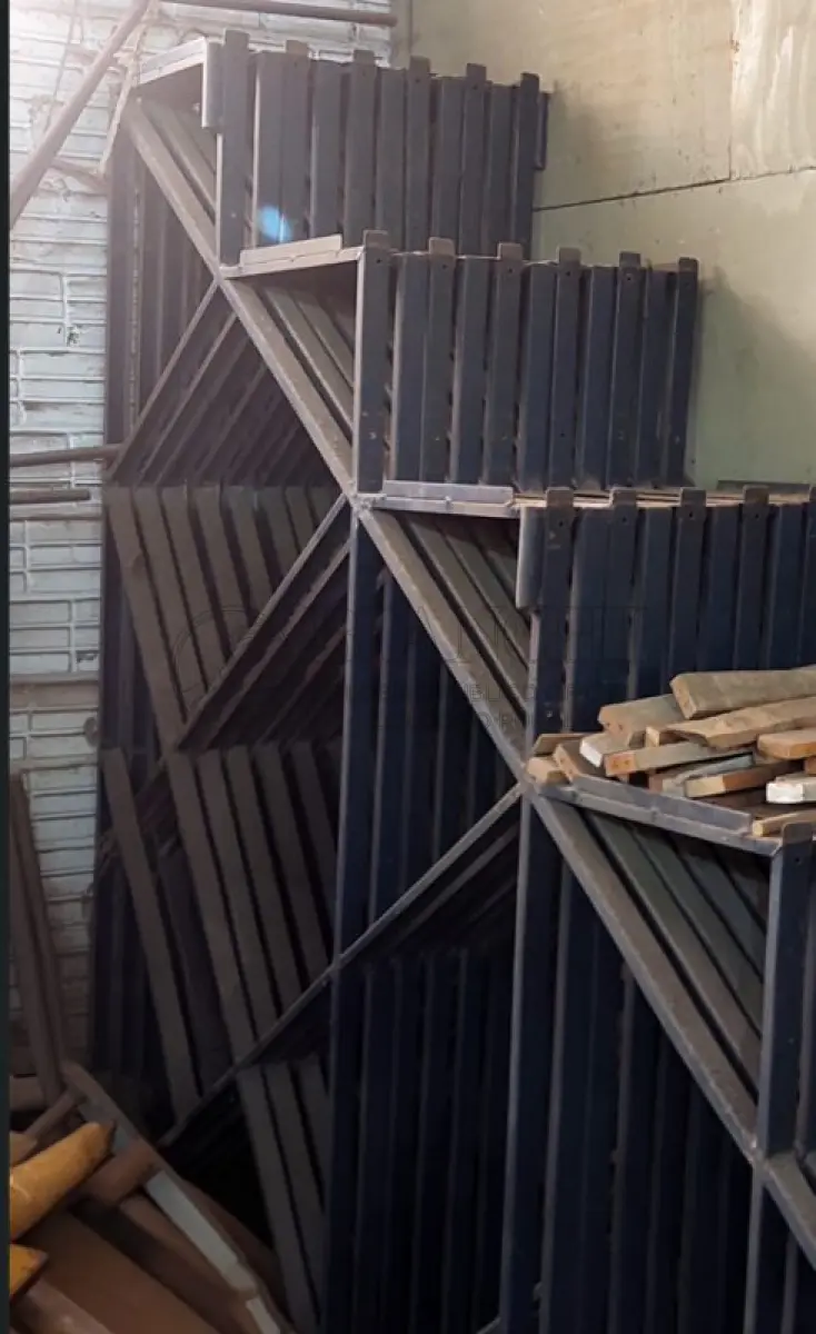 LOTE 006 - ESTRUTURA METÁLICA ARQUIBANCADA