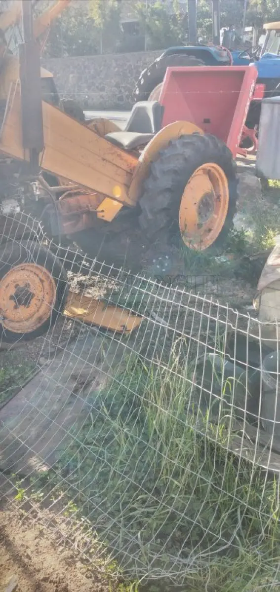 LOTE 013 - TRATOR VALMET 