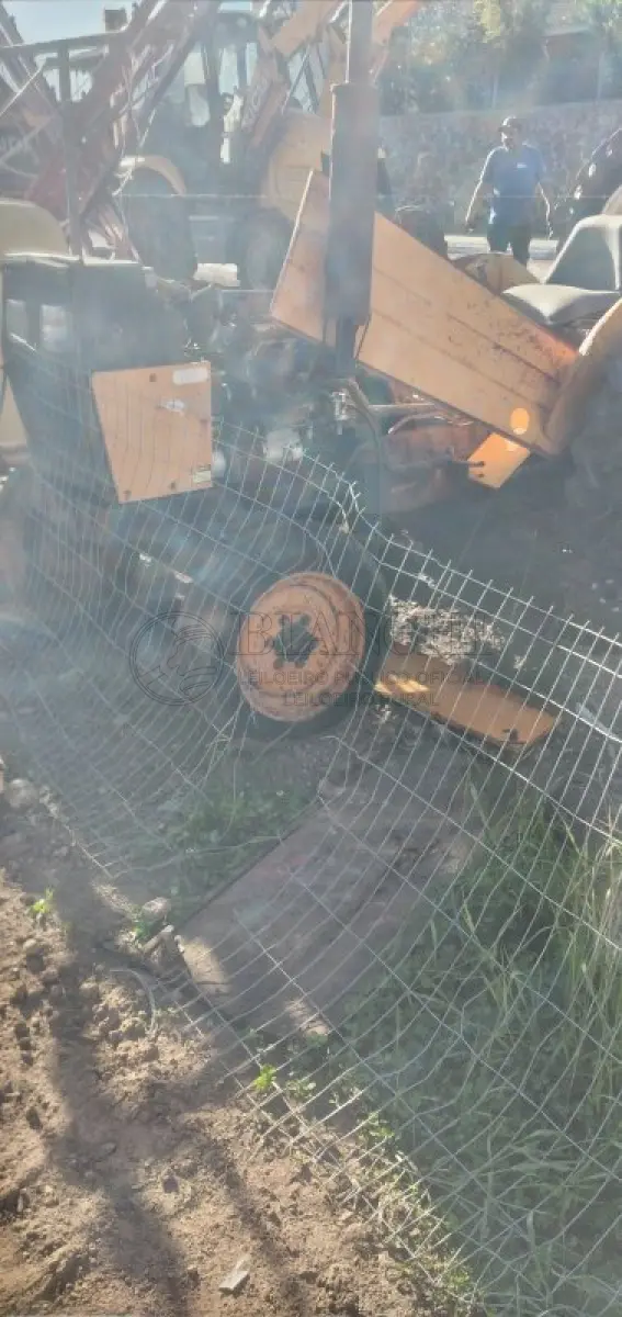 LOTE 013 - TRATOR VALMET 