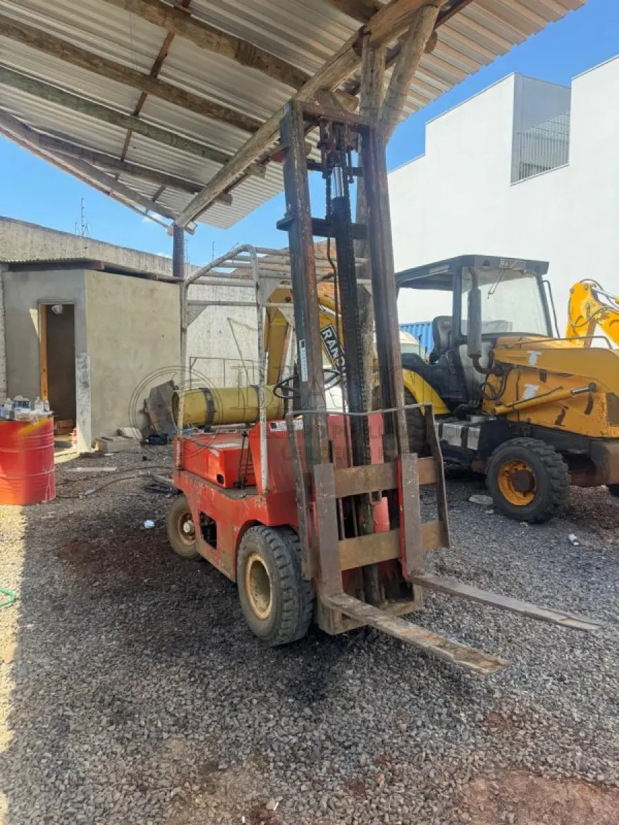 LOTE 008 - EMPILHADEIRA