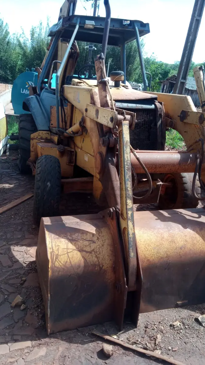 LOTE 007 - RETRO ESCAVADEIRA - Marca: CASE - Modelo: 580 L Cor: AMARELA - Ano/Modelo: 1998/1998 Km /HS: N/M Patrimônio : 402040001 - Potência: Comb: Diesel
