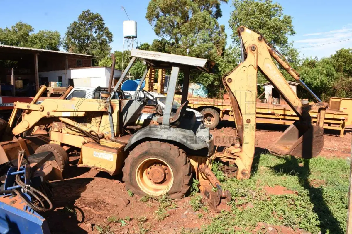 LOTE 007 - RETRO ESCAVADEIRA - Marca: CASE - Modelo: 580 L Cor: AMARELA - Ano/Modelo: 1998/1998 Km /HS: N/M Patrimônio : 402040001 - Potência: Comb: Diesel