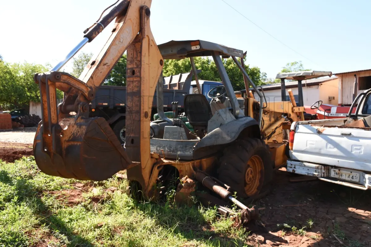 LOTE 007 - RETRO ESCAVADEIRA - Marca: CASE - Modelo: 580 L Cor: AMARELA - Ano/Modelo: 1998/1998 Km /HS: N/M Patrimônio : 402040001 - Potência: Comb: Diesel