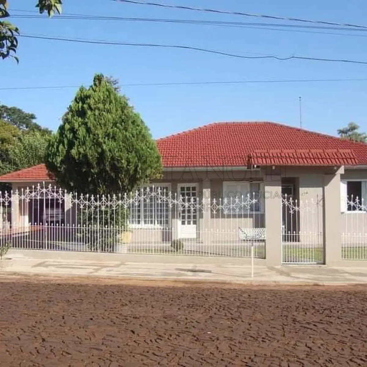 LOTE 000 - Terreno urbano número dois da quadra número 118 com uma área desse 739 m² situado ao lado par da rua São Roque a 20,64 m da esquina com a Rua Santa Clara lado par confrontando ao norte com lote da escola Estadual de primeiro grau São Francisco medindo 21,00 m ao Sul com a Rua São Roque medindo 21,00 m a leste com o terreno urbano número três medindo 35.27 m e a oeste com o terreno urbano número um medindo 35.27 m e a oeste com o terreno urbano número 01 medindo 35,19 metros do município de três de Maio Rio Grande do Sul.  Sobre  o terreno  existe  um prédio residencial em  alvenaria  de  aproximadamente  200 m², não  averbado  na  matrícula.