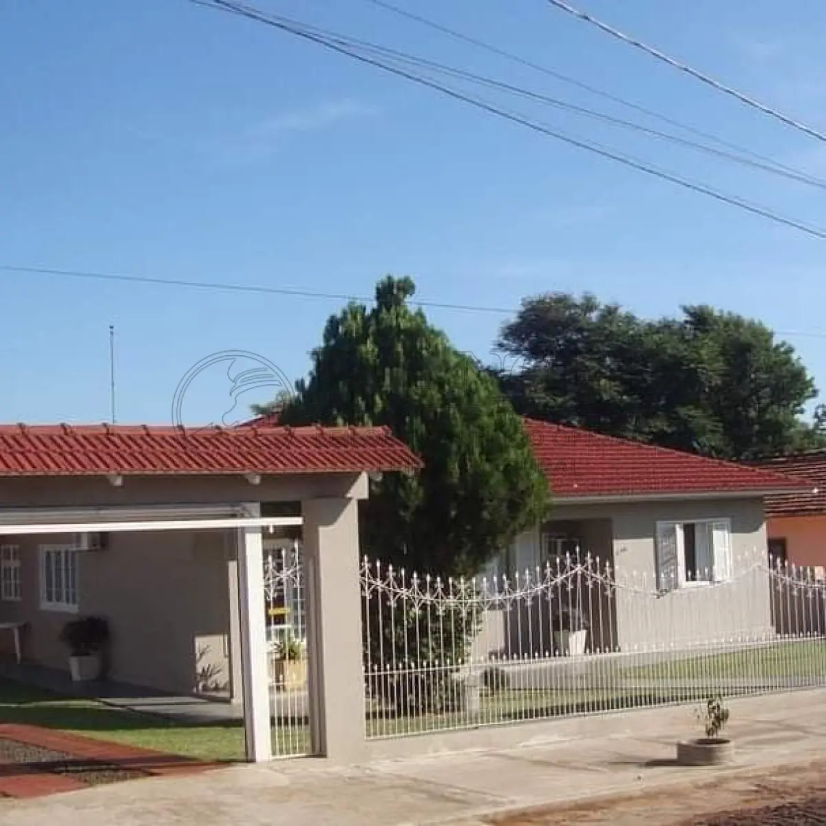 LOTE 000 - Terreno urbano número dois da quadra número 118 com uma área desse 739 m² situado ao lado par da rua São Roque a 20,64 m da esquina com a Rua Santa Clara lado par confrontando ao norte com lote da escola Estadual de primeiro grau São Francisco medindo 21,00 m ao Sul com a Rua São Roque medindo 21,00 m a leste com o terreno urbano número três medindo 35.27 m e a oeste com o terreno urbano número um medindo 35.27 m e a oeste com o terreno urbano número 01 medindo 35,19 metros do município de três de Maio Rio Grande do Sul.  Sobre  o terreno  existe  um prédio residencial em  alvenaria  de  aproximadamente  200 m², não  averbado  na  matrícula.
