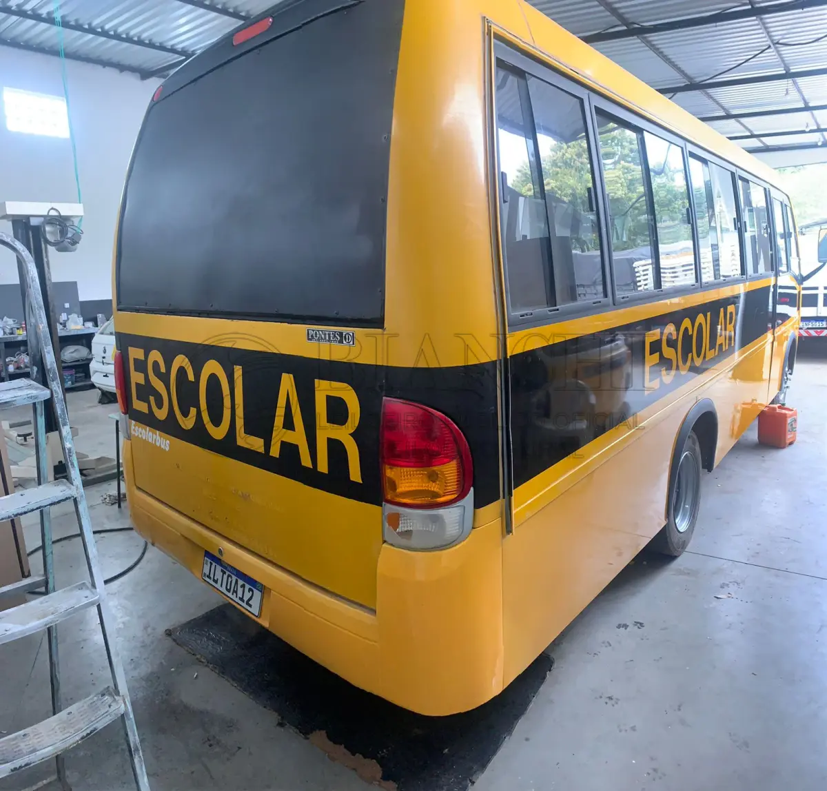 LOTE 001 - Veículo marca/modelo: MARCOPOLO/VOLARE A8 ESCAno/modelo: 2004/2004Placa: ILT0A12Chassi: 93PB04B304C012402RENAVAM: 824530411Registrado em: PORTO ALEGRETipo: ÔnibusCor: AmarelaEspécie: PassageiroVeículo está: Em circulação