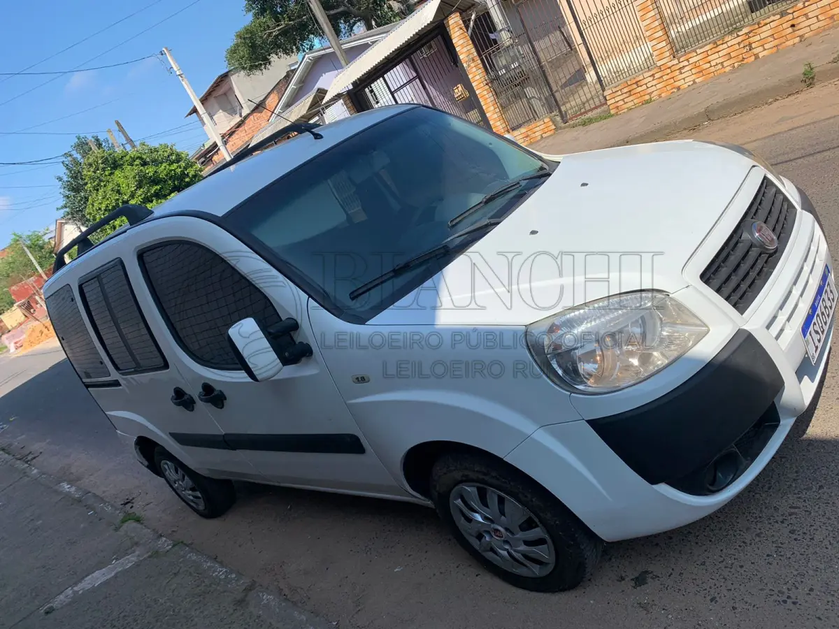LOTE 008 - Veículo marca/modelo: FIAT/DOBLO ESSENCE 1.8 Ano/modelo: 2011/2012 Placa: ISQ6B33 Chassi: 9BD119609C1089967 RENAVAM: 410179116 Registrado em: PORTO ALEGRE Tipo: Automóvel Cor: Branca Espécie: Passageiro Veículo está: Em circulação