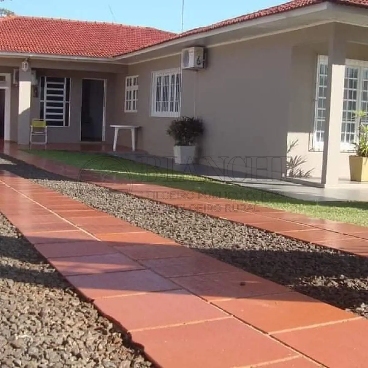 LOTE 000 - Terreno urbano número dois da quadra número 118 com uma área desse 739 m² situado ao lado par da rua São Roque a 20,64 m da esquina com a Rua Santa Clara lado par confrontando ao norte com lote da escola Estadual de primeiro grau São Francisco medindo 21,00 m ao Sul com a Rua São Roque medindo 21,00 m a leste com o terreno urbano número três medindo 35.27 m e a oeste com o terreno urbano número um medindo 35.27 m e a oeste com o terreno urbano número 01 medindo 35,19 metros do município de três de Maio Rio Grande do Sul.  Sobre  o terreno  existe  um prédio residencial em  alvenaria  de  aproximadamente  200 m², não  averbado  na  matrícula.