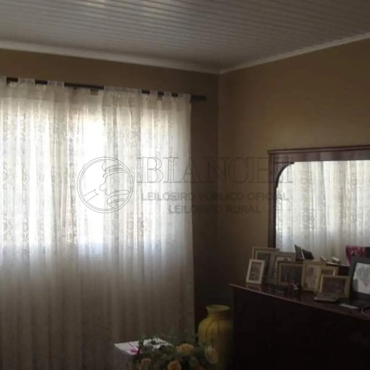 LOTE 000 - Terreno urbano número dois da quadra número 118 com uma área desse 739 m² situado ao lado par da rua São Roque a 20,64 m da esquina com a Rua Santa Clara lado par confrontando ao norte com lote da escola Estadual de primeiro grau São Francisco medindo 21,00 m ao Sul com a Rua São Roque medindo 21,00 m a leste com o terreno urbano número três medindo 35.27 m e a oeste com o terreno urbano número um medindo 35.27 m e a oeste com o terreno urbano número 01 medindo 35,19 metros do município de três de Maio Rio Grande do Sul.  Sobre  o terreno  existe  um prédio residencial em  alvenaria  de  aproximadamente  200 m², não  averbado  na  matrícula.