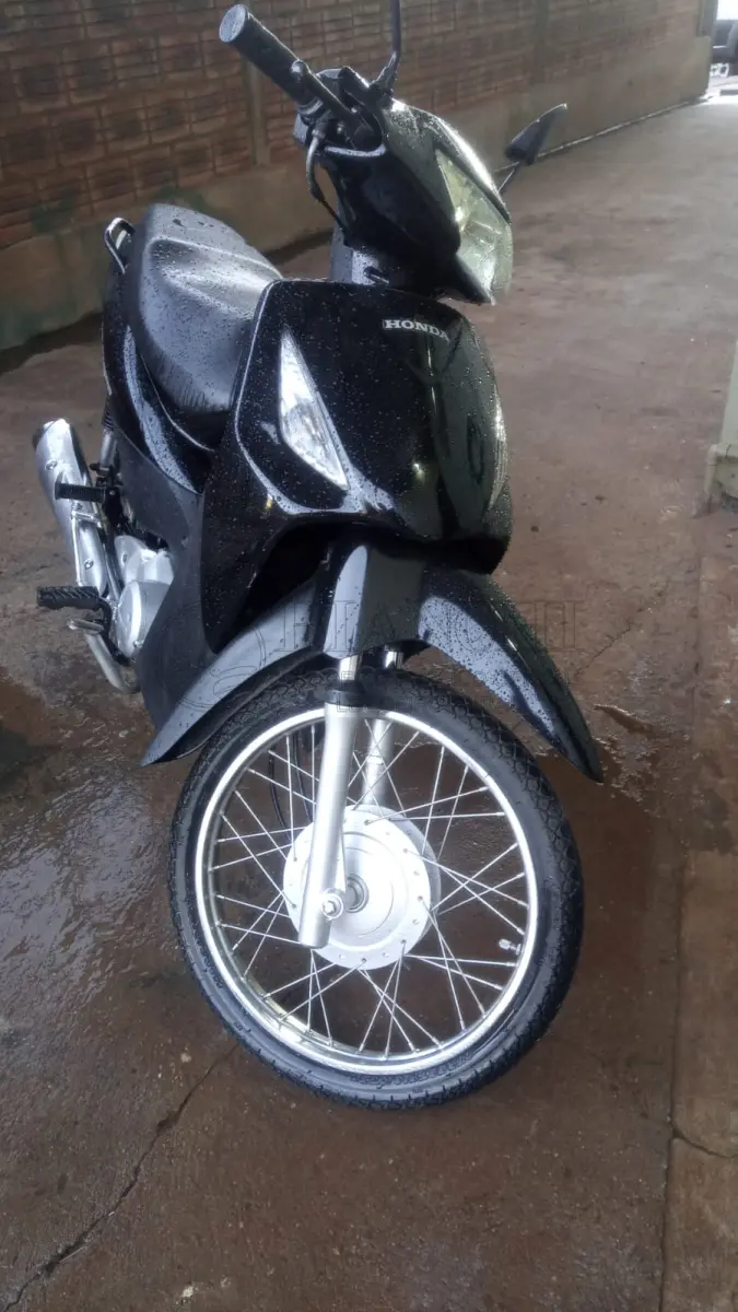 LOTE 015 - "Veículo marca/modelo: HONDA/BIZ 125 ES Ano/modelo: 2010/2010 Placa: MIG4B77 Chassi: 9C2JC4220AR372800 RENAVAM: 232290326 Registrado em: HORIZONTINA Tipo: Motoneta Cor: Preta Espécie: Passageiro"