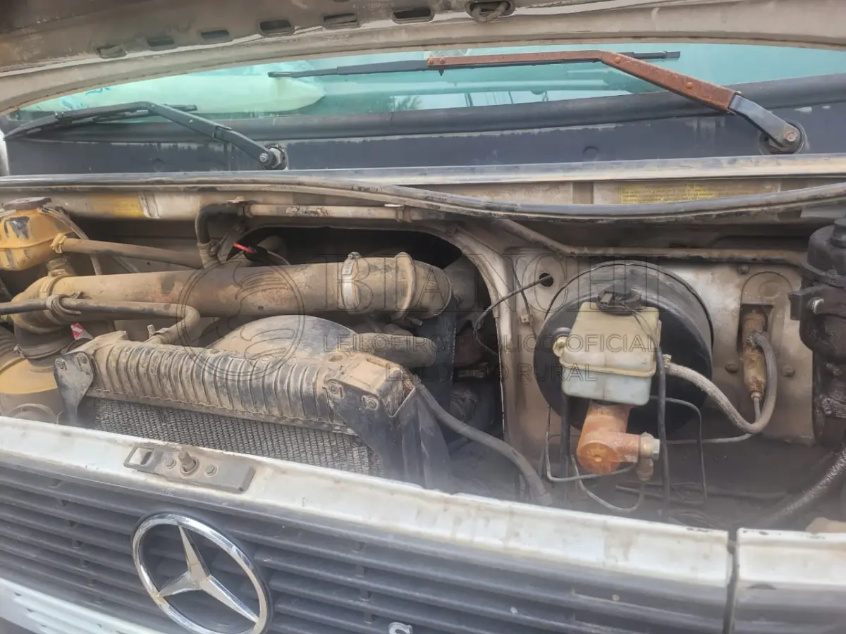 LOTE 039 - "Veículo marca/modelo: M.BENZ/710 Ano/modelo: 2000/2000 Placa: IJK6A32 Chassi: 9BM688156YB225233 RENAVAM: 734083424 Registrado em: PORTO ALEGRE Tipo: Caminhão Cor: Branca Espécie: Carga Veículo está: Em circulação"