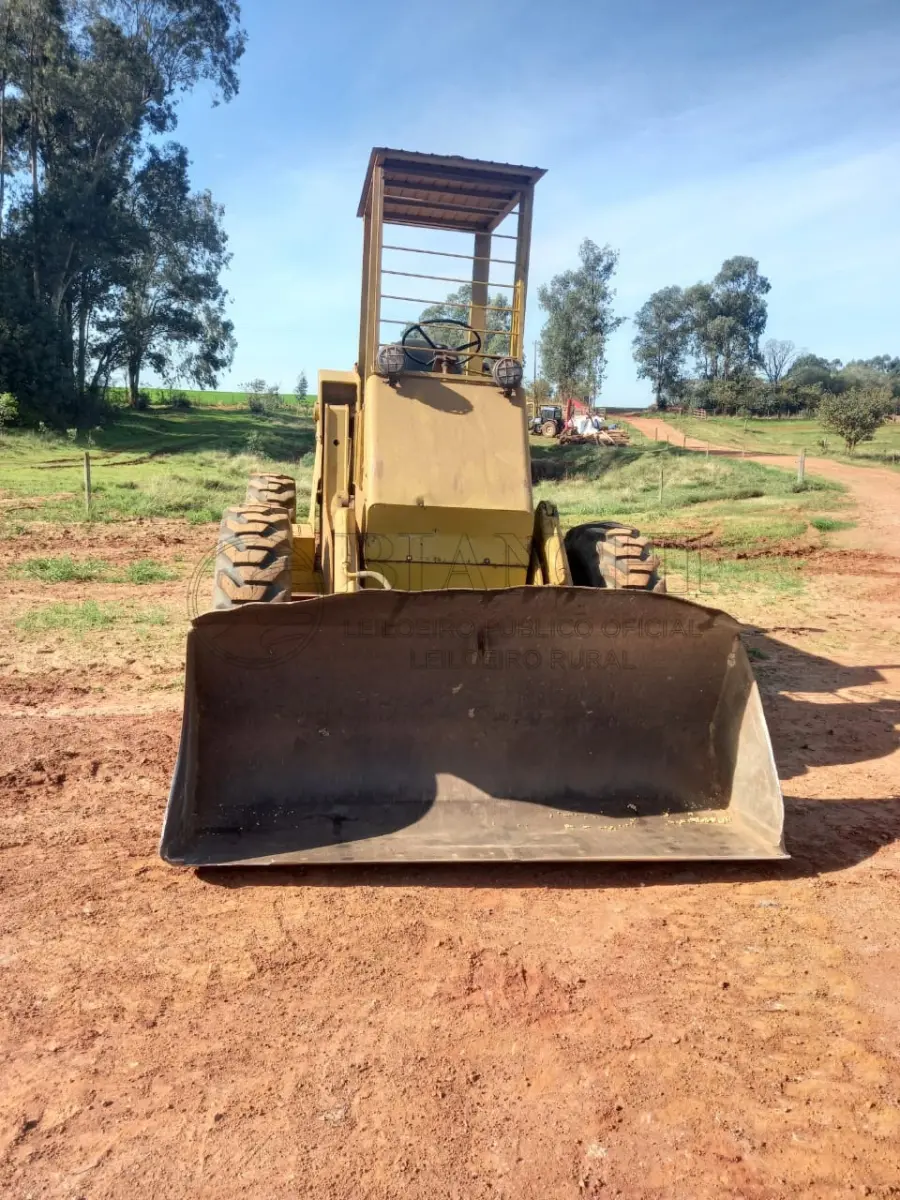 LOTE 014 - Pá carregadeira Yale ano 1975
