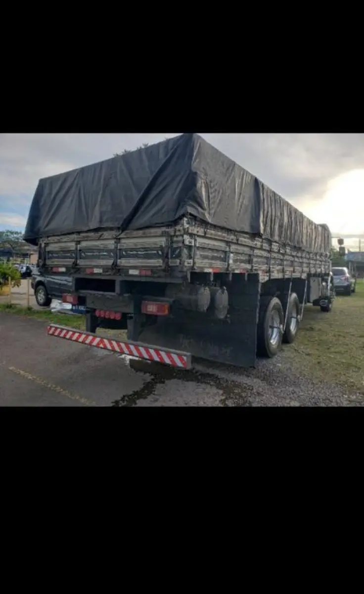 LOTE 001 - Veículo marca/modelo: VOLVO/VM 260 6X2R, Ano/modelo: 2009/2010, Placa: GVE1I37, Chassi: 93KP0E0C9AE119105, RENAVAM: 168999390, Registrado em: CANOAS, Tipo: Caminhão, Cor: Prata, Espécie: Carga, Veículo está: Em circulação, Licenciamento válido até: 31/07/2022, OUTRAS INFORMAÇÕES DO VEÍCULO, Descrição: CMT, Capacidade: 35,00 Tonelada/Toneladas, Origem: Fábrica