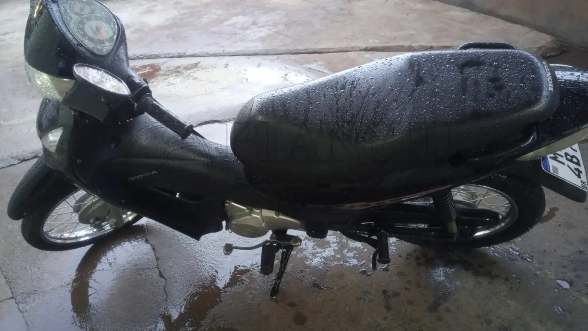 LOTE 015 - "Veículo marca/modelo: HONDA/BIZ 125 ES Ano/modelo: 2010/2010 Placa: MIG4B77 Chassi: 9C2JC4220AR372800 RENAVAM: 232290326 Registrado em: HORIZONTINA Tipo: Motoneta Cor: Preta Espécie: Passageiro"