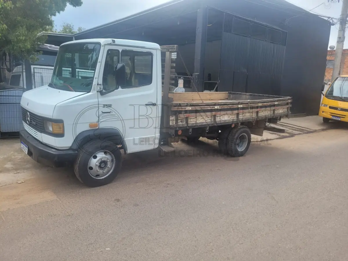 LOTE 039 - "Veículo marca/modelo: M.BENZ/710 Ano/modelo: 2000/2000 Placa: IJK6A32 Chassi: 9BM688156YB225233 RENAVAM: 734083424 Registrado em: PORTO ALEGRE Tipo: Caminhão Cor: Branca Espécie: Carga Veículo está: Em circulação"