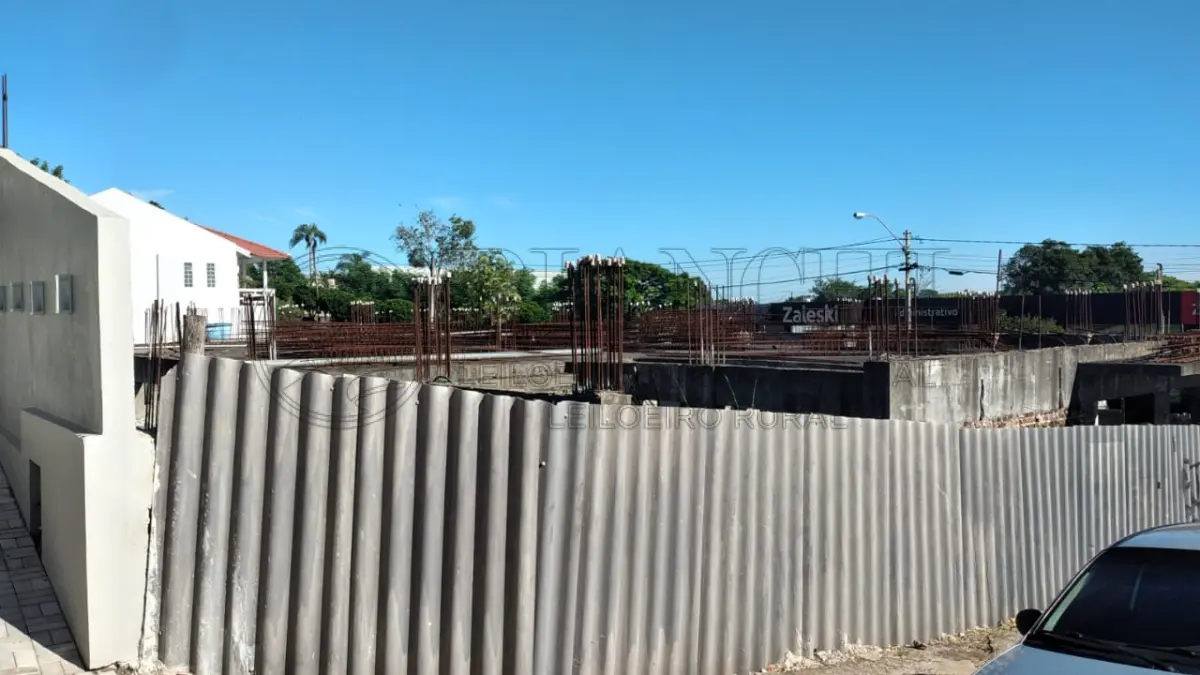 LOTE 001 - IMÓVEL: UM TERRENO URBANO, Nº 07, DA QUADRA Nº39, DESTA CIDADE, COM ÁREA DE 521,23M² (quinhentos e cinquenta e nove metros quadrados e sessenta e dois decímetros quadrados), formato retangular, localizado no quarteirão formado pelas ruas: Balduíno Schneider, Tiradentes, Regina Viana e Av. Tucunduva, medindo 17,55 metros de frente para a rua Balduíno Schneider, e 29,70 metros de frente para rua Tiradentes; localizado no lado par das Ruas Balduíno Schneider e Tiradentes, sendo terreno de esquina, Formado pelas ruas Balduíno e Tiradentes, as seguintes confrontações; NORDESTE, numa extensão de 29,70 metros com a rua Tiradentes; SUDOESTES, numa estão de 29,70 metros com o terreno Nº  10; SUDESTE, numa extensão DE 17,55 Metros com Balduíno Schneider; Noroeste, numa extensão de 17.55 metros com o terreno n 06 de propriedade do devedor solidário, fiduciante e interveniente garantidor. Registrado no CRI de Horizontina RS sob matricula 14.255.