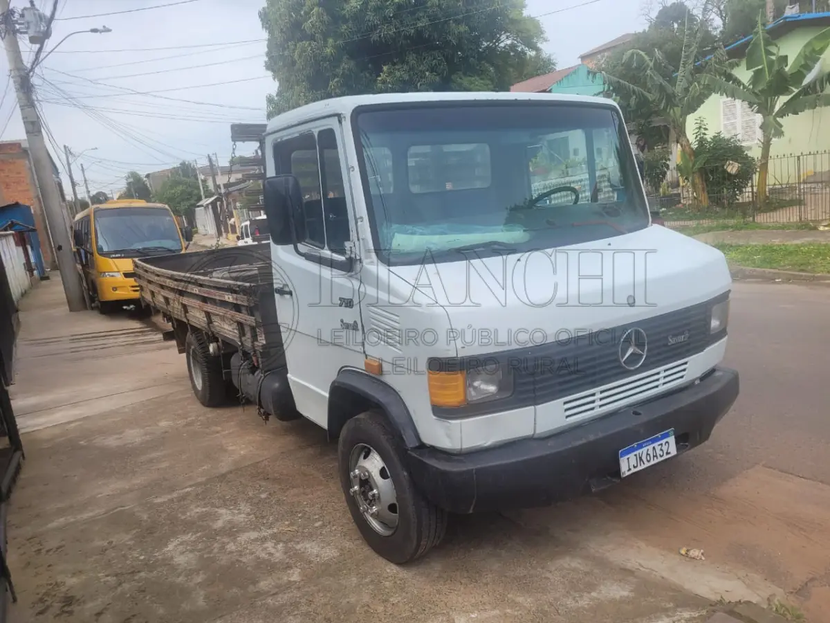LOTE 039 - "Veículo marca/modelo: M.BENZ/710 Ano/modelo: 2000/2000 Placa: IJK6A32 Chassi: 9BM688156YB225233 RENAVAM: 734083424 Registrado em: PORTO ALEGRE Tipo: Caminhão Cor: Branca Espécie: Carga Veículo está: Em circulação"