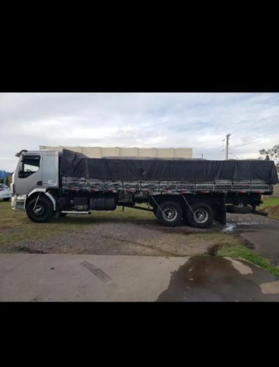 LOTE 001 - Veículo marca/modelo: VOLVO/VM 260 6X2R, Ano/modelo: 2009/2010, Placa: GVE1I37, Chassi: 93KP0E0C9AE119105, RENAVAM: 168999390, Registrado em: CANOAS, Tipo: Caminhão, Cor: Prata, Espécie: Carga, Veículo está: Em circulação, Licenciamento válido até: 31/07/2022, OUTRAS INFORMAÇÕES DO VEÍCULO, Descrição: CMT, Capacidade: 35,00 Tonelada/Toneladas, Origem: Fábrica