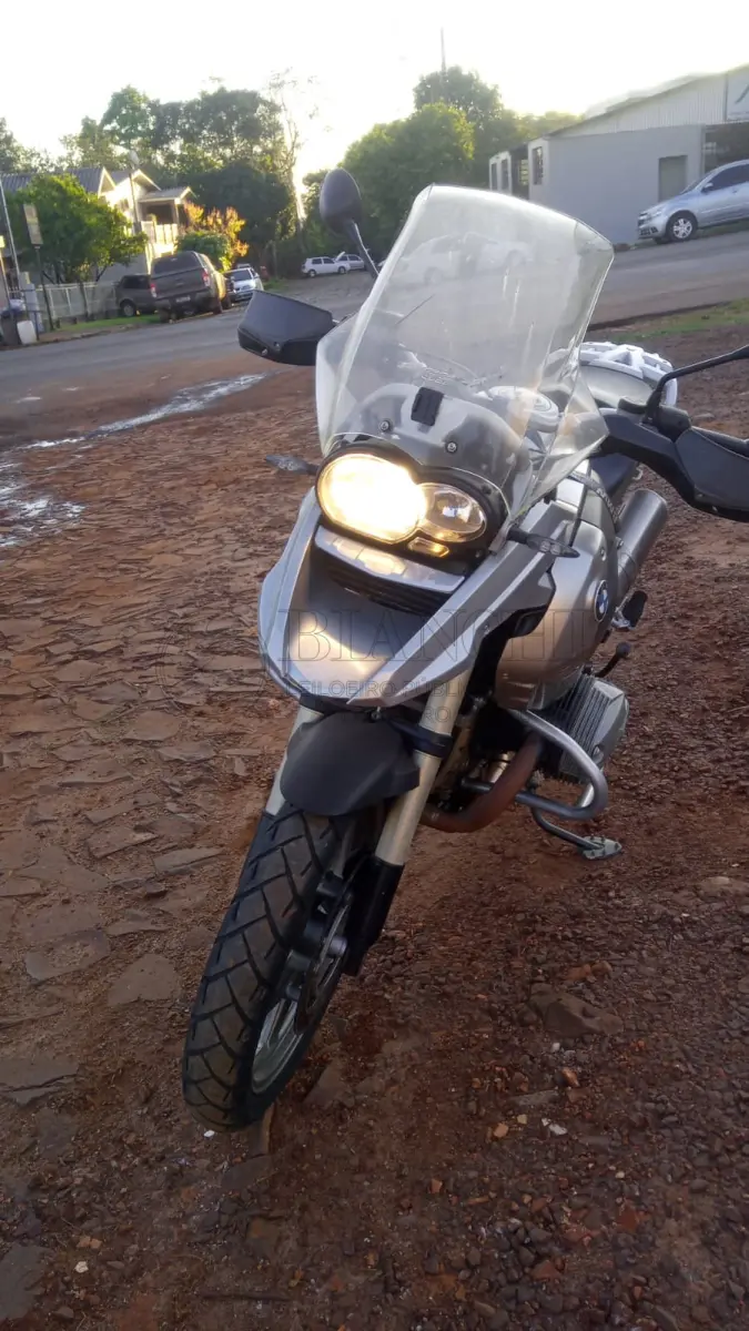 LOTE 016 - "Veículo marca/modelo: I/BMW R1200 GS Ano/modelo: 2008/2009 Placa: AJI1C11 Chassi: WB103030X9ZU24407 RENAVAM: 117417920 Registrado em: HORIZONTINA Tipo: Motocicleta Cor: Prata Espécie: Passageiro"