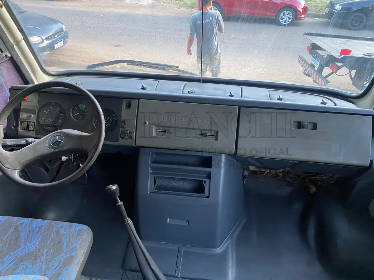 LOTE 011 - Veículo marca/modelo: M.BENZ/NEOBUS THUNDER LO, Ano/modelo: 2001/2001, Placa: IKB0G56, Chassi: 9BM6881761B267319, RENAVAM: 759712328, Registrado em: PORTO ALEGRE, Tipo: Ônibus, Cor: Branca, Espécie: Passageiro, Veículo está: Em circulação, Licenciamento válido até: 31/07/2023, OUTRAS INFORMAÇÕES DO VEÍCULO, Descrição: 008023 Alteração doc. (potência), Origem: Adaptação, Número do CSV: 10616696772022