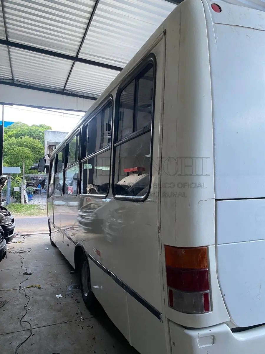 LOTE 011 - Veículo marca/modelo: M.BENZ/NEOBUS THUNDER LO, Ano/modelo: 2001/2001, Placa: IKB0G56, Chassi: 9BM6881761B267319, RENAVAM: 759712328, Registrado em: PORTO ALEGRE, Tipo: Ônibus, Cor: Branca, Espécie: Passageiro, Veículo está: Em circulação, Licenciamento válido até: 31/07/2023, OUTRAS INFORMAÇÕES DO VEÍCULO, Descrição: 008023 Alteração doc. (potência), Origem: Adaptação, Número do CSV: 10616696772022