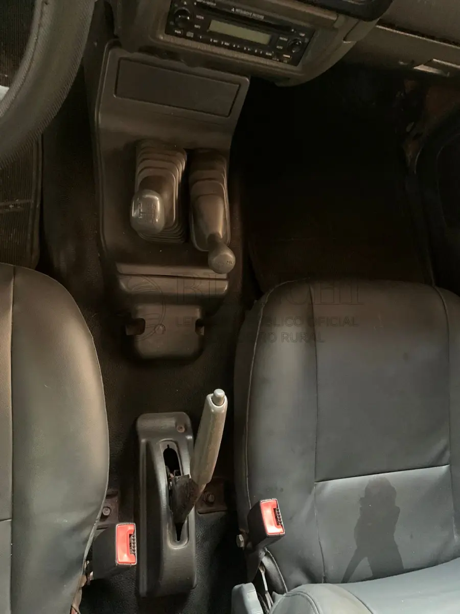 LOTE 006 - Veículo marca/modelo: MMC/L200 4X4 GLAno/modelo: 2008/2009Placa: JVO1F50Chassi: 93XGNK7409C853079RENAVAM: 118415565Registrado em: PORTO ALEGRETipo: CaminhoneteCor: VermelhaEspécie: EspecialVeículo está: Em circulação
