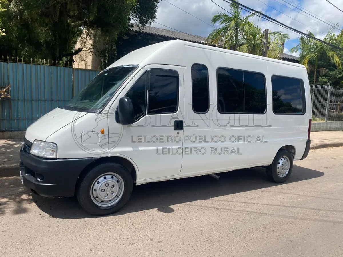 LOTE 002 - Veículo marca/modelo: FIAT/DUCATO MC TCA AMB, Ano/modelo: 2008/2009, Placa: IPA4J95, Chassi: 93W245H3392030044, RENAVAM: 979850363, Registrado em: PORTO ALEGRE, Tipo: Caminhonete, Cor: Branca, Espécie: Especial, Veículo está: Em circulação, Licenciamento válido até: 30/06/2023.