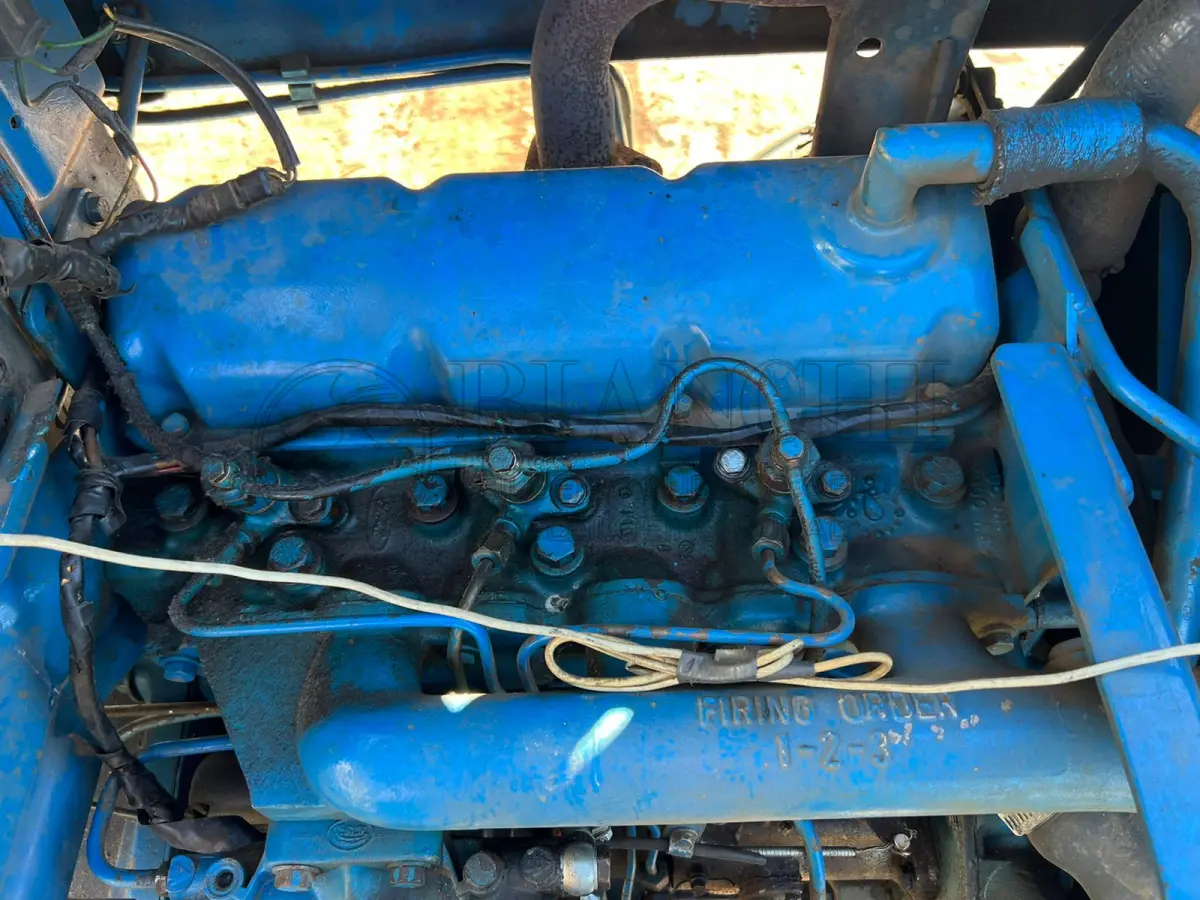 LOTE 011 - Trator Ford  modelo 4600 ano 1981,Com direção hidráulica