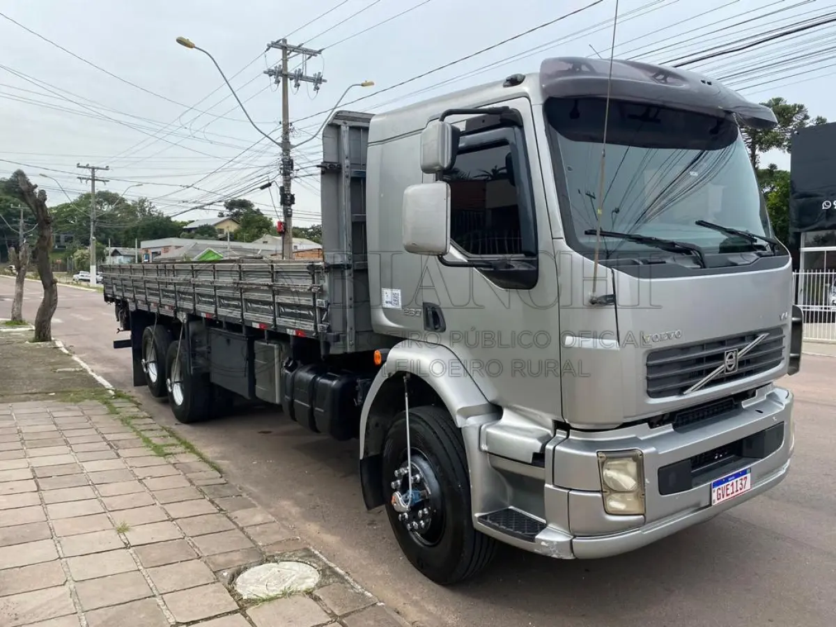 LOTE 001 - Veículo marca/modelo: VOLVO/VM 260 6X2R, Ano/modelo: 2009/2010, Placa: GVE1I37, Chassi: 93KP0E0C9AE119105, RENAVAM: 168999390, Registrado em: CANOAS, Tipo: Caminhão, Cor: Prata, Espécie: Carga, Veículo está: Em circulação, Licenciamento válido até: 31/07/2022, OUTRAS INFORMAÇÕES DO VEÍCULO, Descrição: CMT, Capacidade: 35,00 Tonelada/Toneladas, Origem: Fábrica