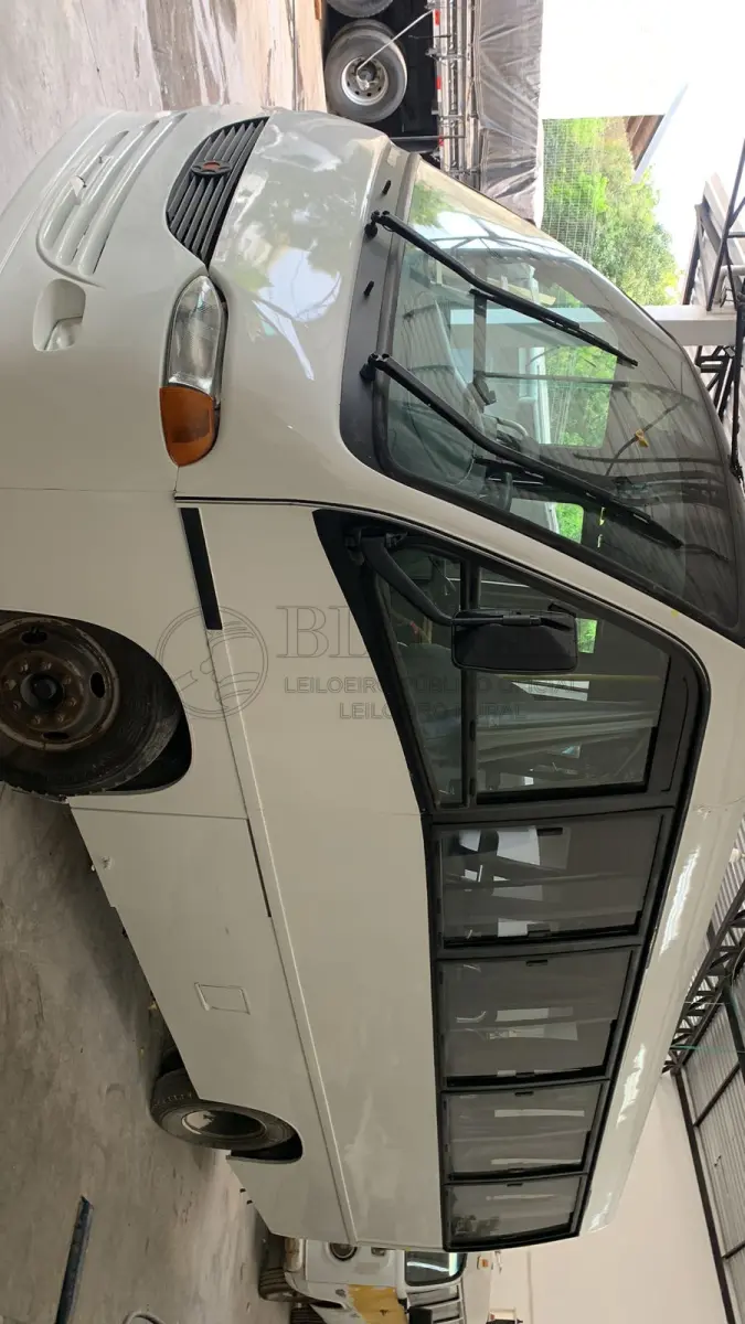 LOTE 038 - "Veículo marca/modelo: MARCOPOLO/VOLARE ESCOLAR Ano/modelo: 1999/1999 Placa: IIS0E64 Chassi: 93PB01A2MXC000448 RENAVAM: 713092777 Registrado em: PORTO ALEGRE Tipo: Ônibus Cor: Branca Espécie: Passageiro Veículo está: Em circulação"
