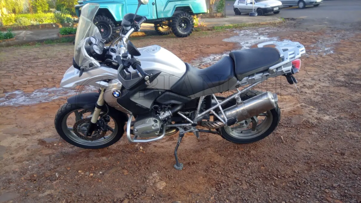 LOTE 016 - "Veículo marca/modelo: I/BMW R1200 GS Ano/modelo: 2008/2009 Placa: AJI1C11 Chassi: WB103030X9ZU24407 RENAVAM: 117417920 Registrado em: HORIZONTINA Tipo: Motocicleta Cor: Prata Espécie: Passageiro"