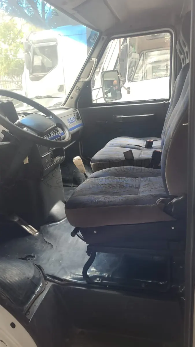 LOTE 002 - "Veículo marca/modelo: IVECO/DAILY5013 CC1Ano/modelo: 2006/2006Placa: INF5G15Chassi: 93ZC5190168322357RENAVAM: 890354359Registrado em: PORTO ALEGRETipo: CaminhãoCor: BrancaEspécie: EspecialVeículo está: Em circulação"