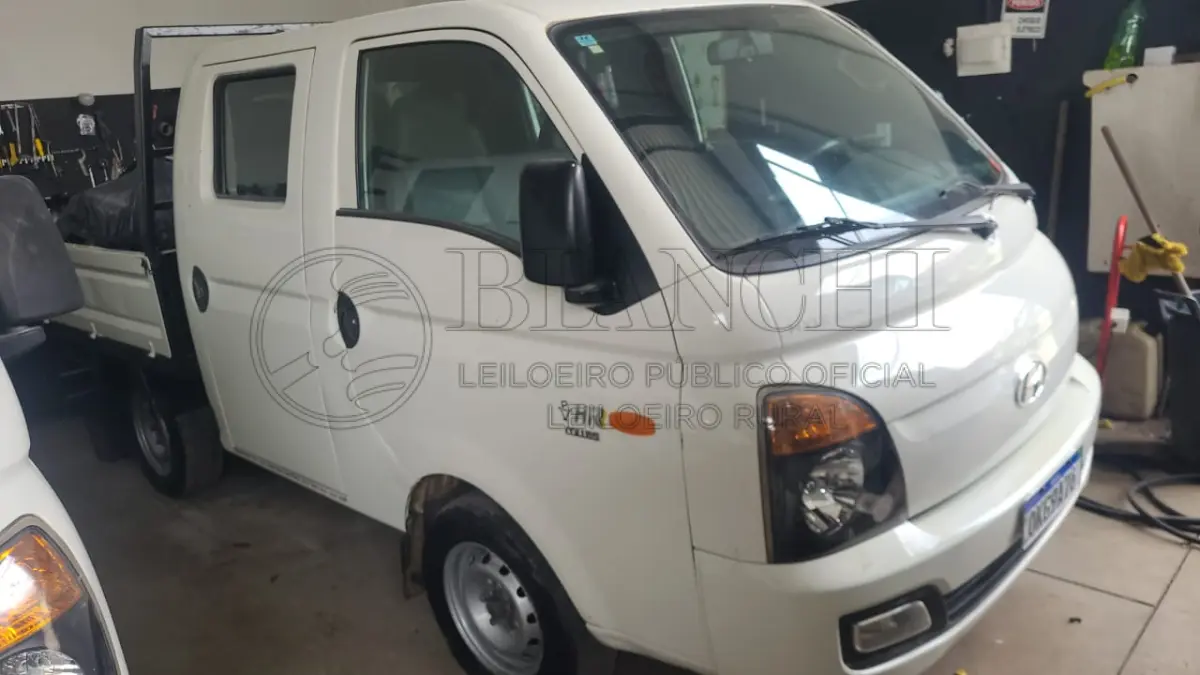 LOTE 005 - Veículo marca/modelo: HYUNDAI/HR HDBAno/modelo: 2013/2014Placa: OKG9A76Chassi: 95PZBN7KPEB057664RENAVAM: 1016399909Registrado em: PORTO ALEGRETipo: CaminhoneteCor: BrancaEspécie: EspecialVeículo está: Em circulação, MOTOR ABERTO