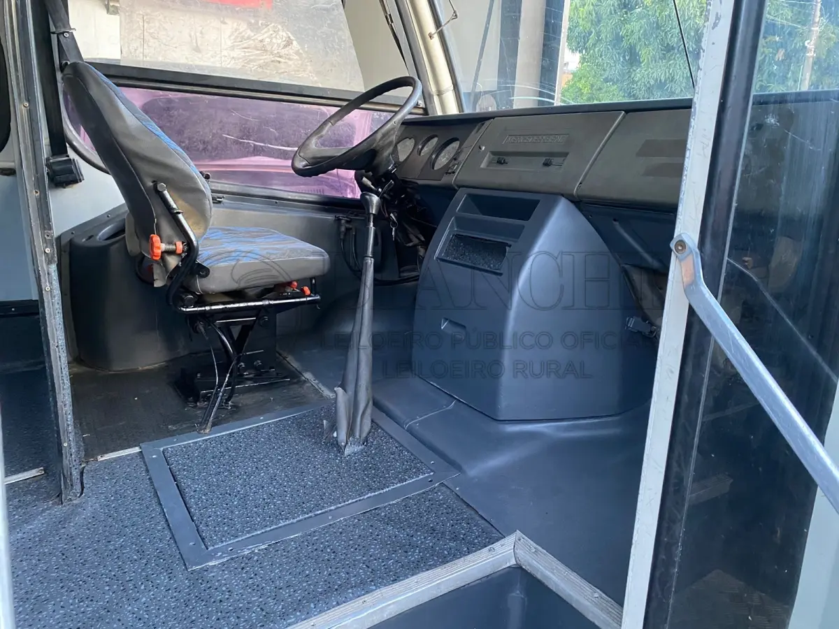 LOTE 011 - Veículo marca/modelo: M.BENZ/NEOBUS THUNDER LO, Ano/modelo: 2001/2001, Placa: IKB0G56, Chassi: 9BM6881761B267319, RENAVAM: 759712328, Registrado em: PORTO ALEGRE, Tipo: Ônibus, Cor: Branca, Espécie: Passageiro, Veículo está: Em circulação, Licenciamento válido até: 31/07/2023, OUTRAS INFORMAÇÕES DO VEÍCULO, Descrição: 008023 Alteração doc. (potência), Origem: Adaptação, Número do CSV: 10616696772022