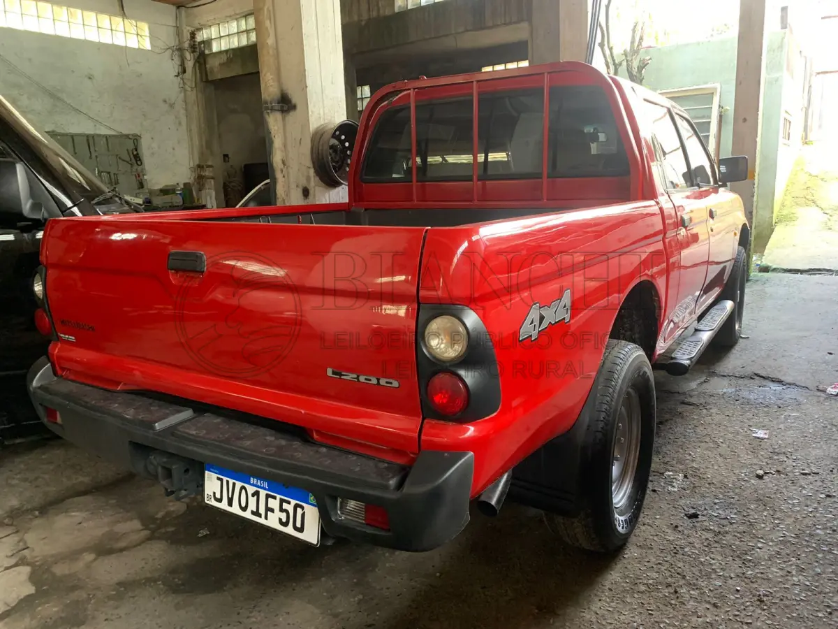 LOTE 006 - Veículo marca/modelo: MMC/L200 4X4 GLAno/modelo: 2008/2009Placa: JVO1F50Chassi: 93XGNK7409C853079RENAVAM: 118415565Registrado em: PORTO ALEGRETipo: CaminhoneteCor: VermelhaEspécie: EspecialVeículo está: Em circulação
