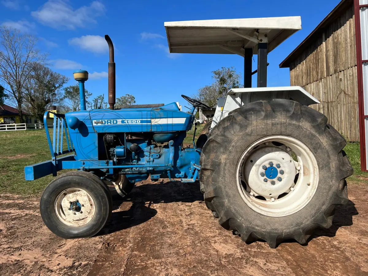 LOTE 011 - Trator Ford  modelo 4600 ano 1981,Com direção hidráulica