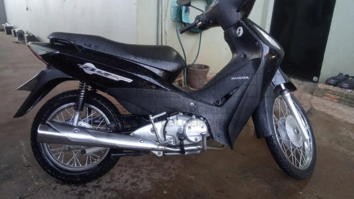 LOTE 015 - "Veículo marca/modelo: HONDA/BIZ 125 ES Ano/modelo: 2010/2010 Placa: MIG4B77 Chassi: 9C2JC4220AR372800 RENAVAM: 232290326 Registrado em: HORIZONTINA Tipo: Motoneta Cor: Preta Espécie: Passageiro"