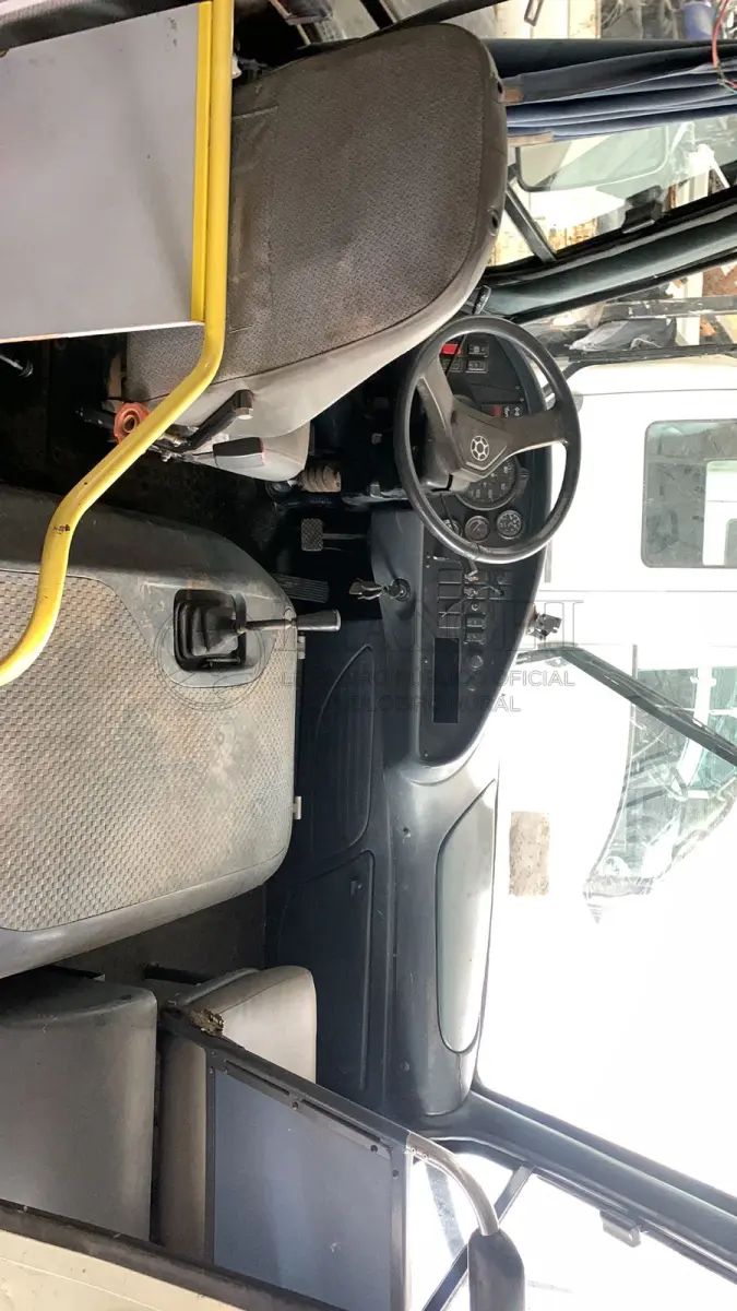 LOTE 038 - "Veículo marca/modelo: MARCOPOLO/VOLARE ESCOLAR Ano/modelo: 1999/1999 Placa: IIS0E64 Chassi: 93PB01A2MXC000448 RENAVAM: 713092777 Registrado em: PORTO ALEGRE Tipo: Ônibus Cor: Branca Espécie: Passageiro Veículo está: Em circulação"