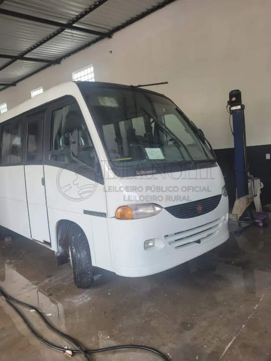 LOTE 038 - "Veículo marca/modelo: MARCOPOLO/VOLARE ESCOLAR Ano/modelo: 1999/1999 Placa: IIS0E64 Chassi: 93PB01A2MXC000448 RENAVAM: 713092777 Registrado em: PORTO ALEGRE Tipo: Ônibus Cor: Branca Espécie: Passageiro Veículo está: Em circulação"
