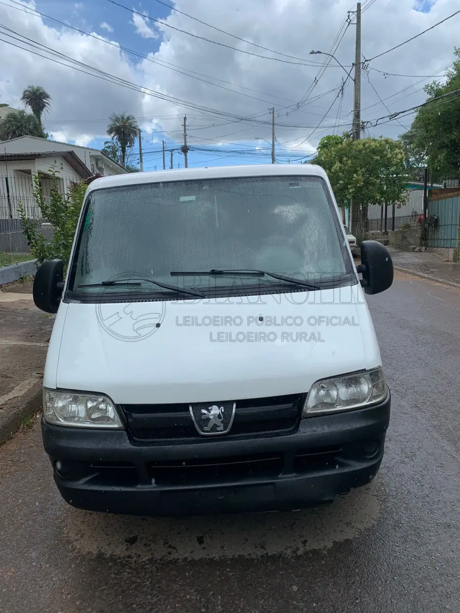LOTE 004 - Veículo marca/modelo: PEUGEOT/BOXER M33OM HDI, Ano/modelo: 2007/2008, Placa: INX6F73, Chassi: 936ZBPMMB82016079, RENAVAM: 924221356, Registrado em: PORTO ALEGRE, Tipo: Microônibus, Cor: Branca, Espécie: Passageiro, Veículo está: Em circulação, Licenciamento válido até: 30/06/2023