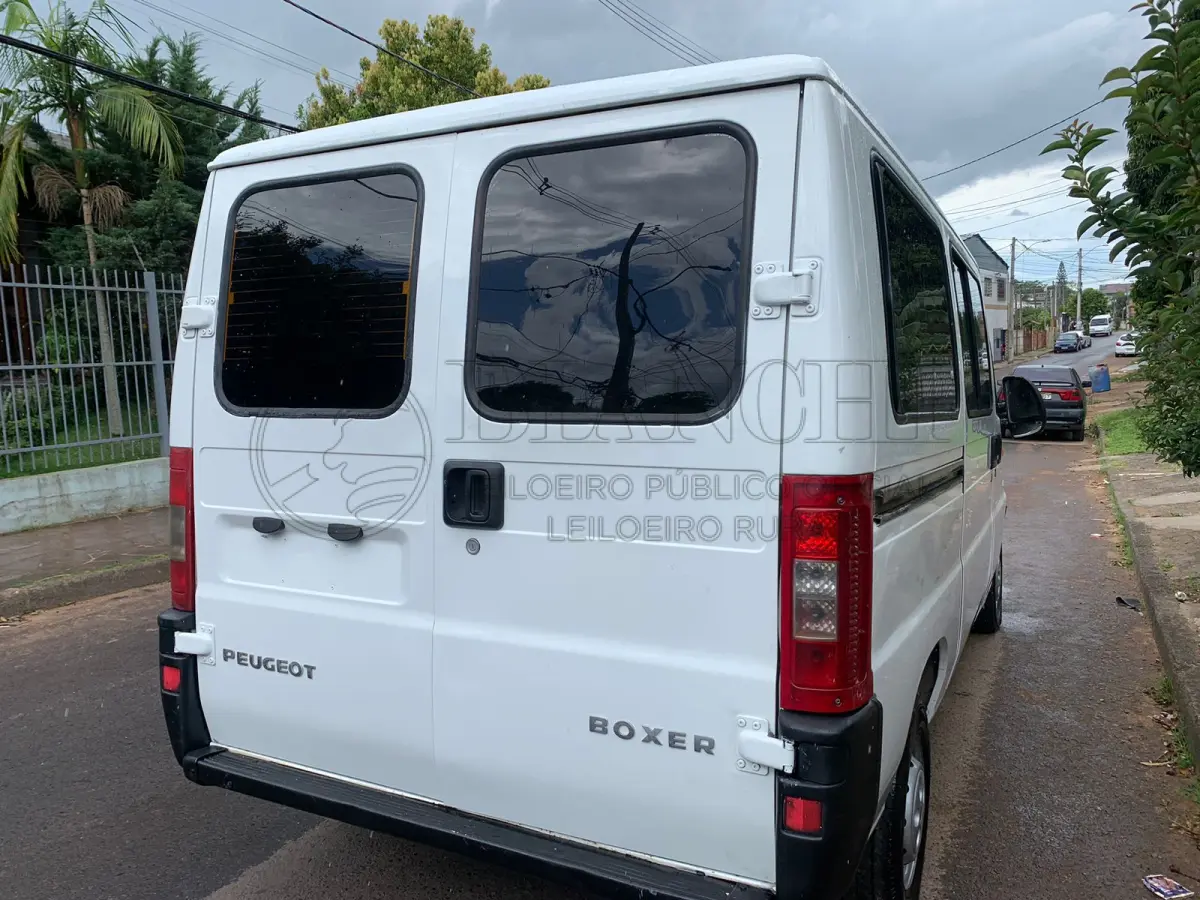 LOTE 004 - Veículo marca/modelo: PEUGEOT/BOXER M33OM HDI, Ano/modelo: 2007/2008, Placa: INX6F73, Chassi: 936ZBPMMB82016079, RENAVAM: 924221356, Registrado em: PORTO ALEGRE, Tipo: Microônibus, Cor: Branca, Espécie: Passageiro, Veículo está: Em circulação, Licenciamento válido até: 30/06/2023