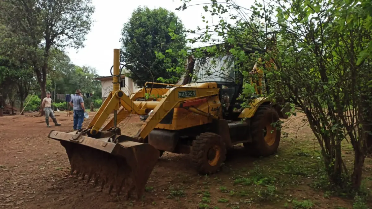 LOTE 001 - RETROESCAVADEIRA RANDON 4X4 MODELO RK 406 2013 Chassi: 94D406AKJD0004814 FUNCIONANDO