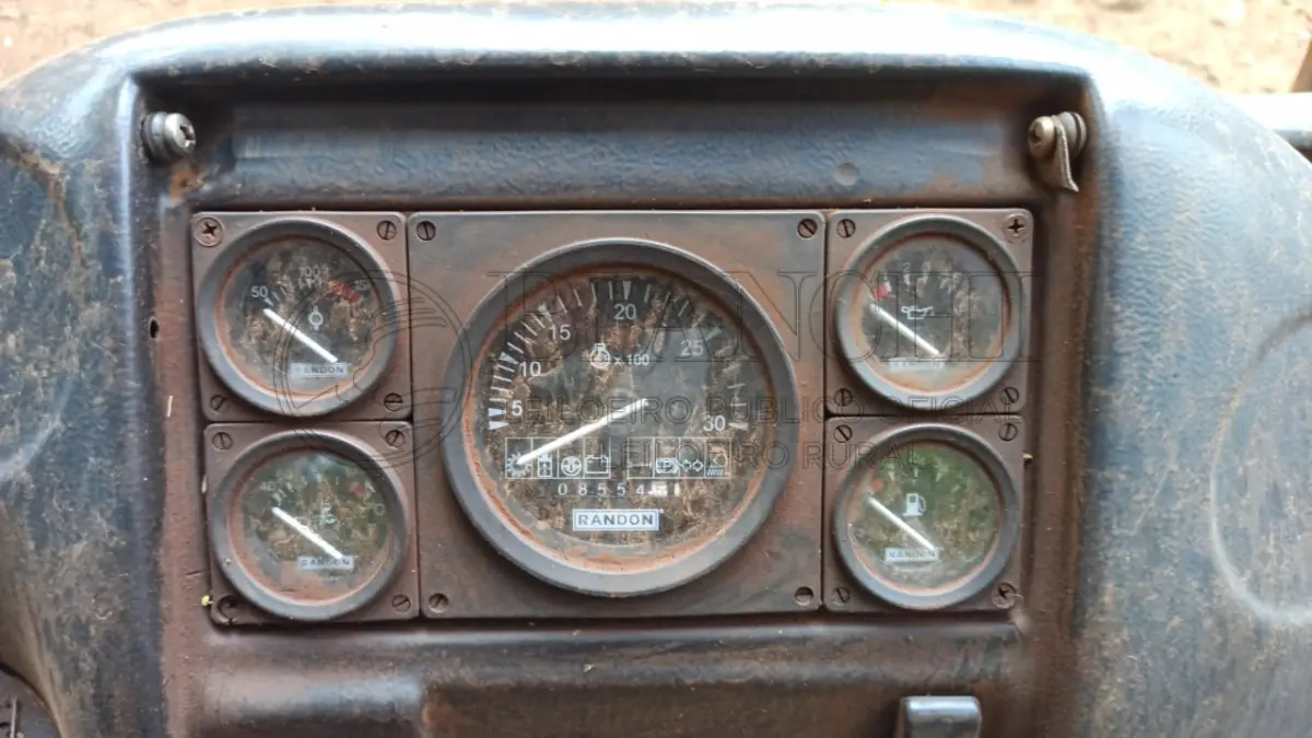 LOTE 001 - RETROESCAVADEIRA RANDON 4X4 MODELO RK 406 2013 Chassi: 94D406AKJD0004814 FUNCIONANDO