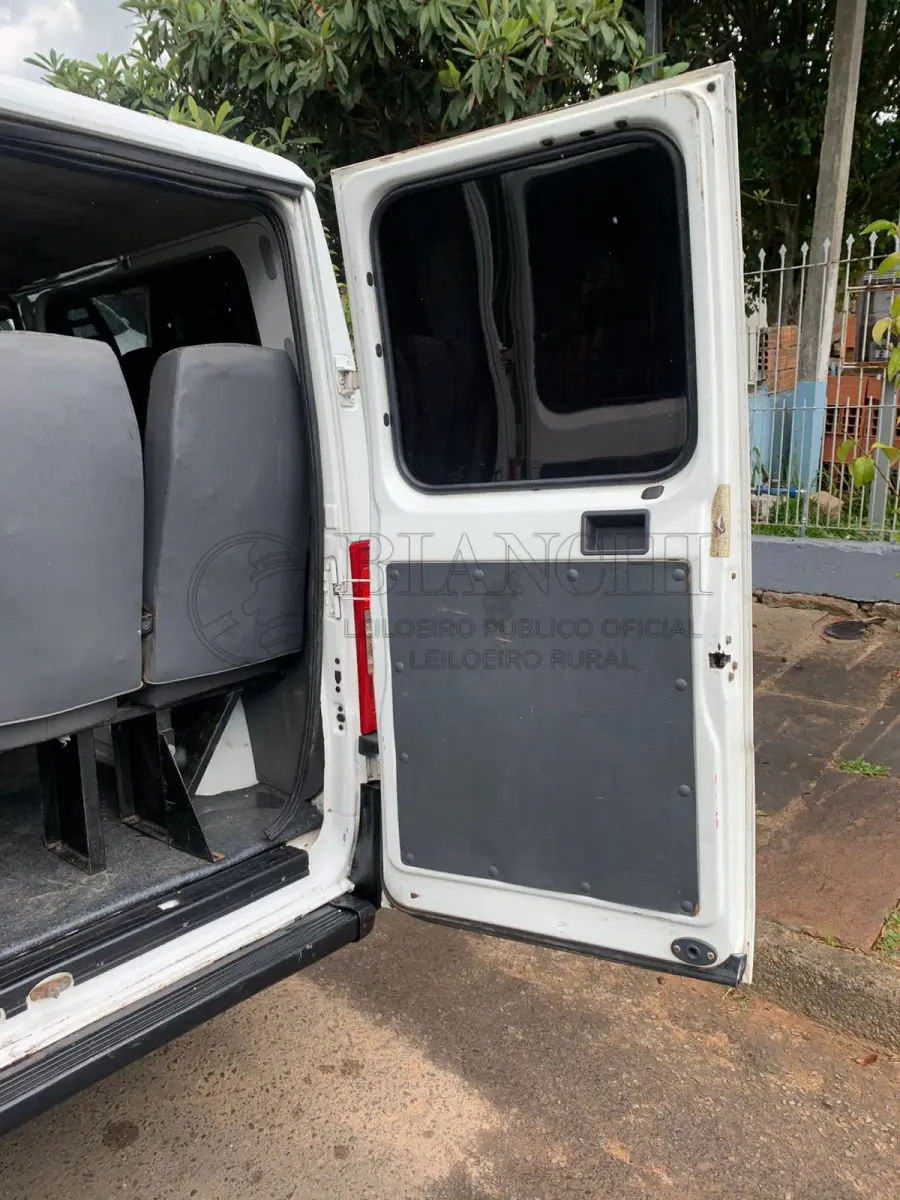 LOTE 004 - Veículo marca/modelo: PEUGEOT/BOXER M33OM HDI, Ano/modelo: 2007/2008, Placa: INX6F73, Chassi: 936ZBPMMB82016079, RENAVAM: 924221356, Registrado em: PORTO ALEGRE, Tipo: Microônibus, Cor: Branca, Espécie: Passageiro, Veículo está: Em circulação, Licenciamento válido até: 30/06/2023
