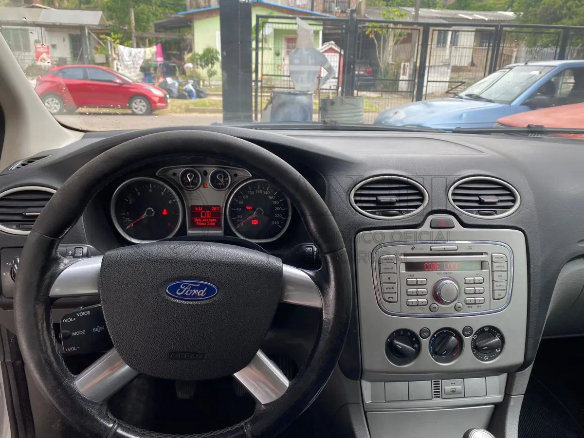 LOTE 007 - Veículo marca/modelo: I/FORD FOCUS 2L FC FLEX, Ano/modelo: 2013/2013, Placa: MML7I33, Chassi: 8AFTZZFFCDJ107972, RENAVAM: 540817414,  Tipo: Automóvel, Cor: Branca, Espécie: Passageiro, Veículo está: Em circulação, Licenciamento válido até: 30/06/2023